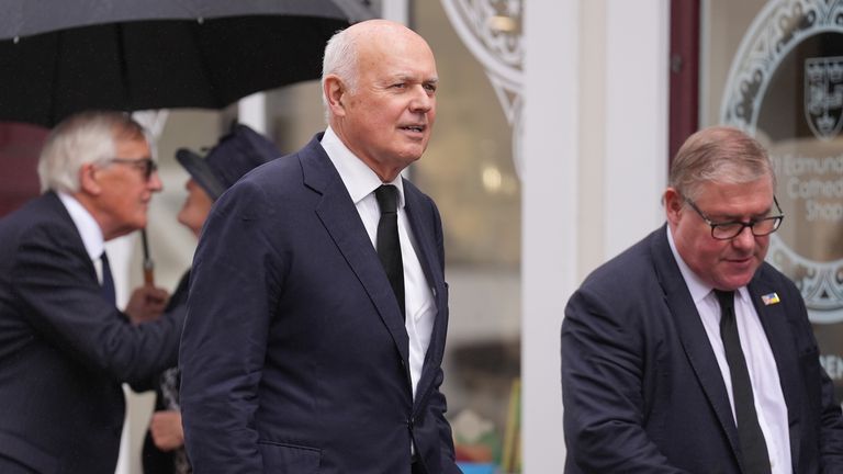 Sir Iain Duncan Smith (w środku) i Mark Francois (po prawej) uczestniczą w pogrzebie lorda Normana Tebbita w katedrze św. Edmundsbury w Bury St Edmunds. Były minister zmarł 7 lipca w wieku 94 lat. Data zdjęcia: czwartek, 31 lipca 2025 r. Zdjęcie PA. Źródło zdjęcia: Joe Giddens/PA Wire