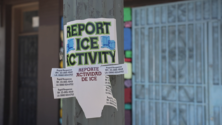 A sign asking people to report sightings of ICE officials in LA