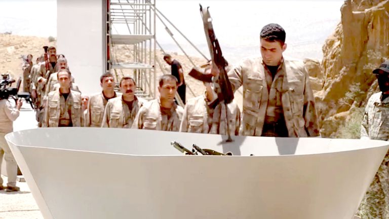 O PK Wareholder da PKK da PKK define um processamento durante o armazém do Sulaimaniya, Iraque. Reuters de imagens