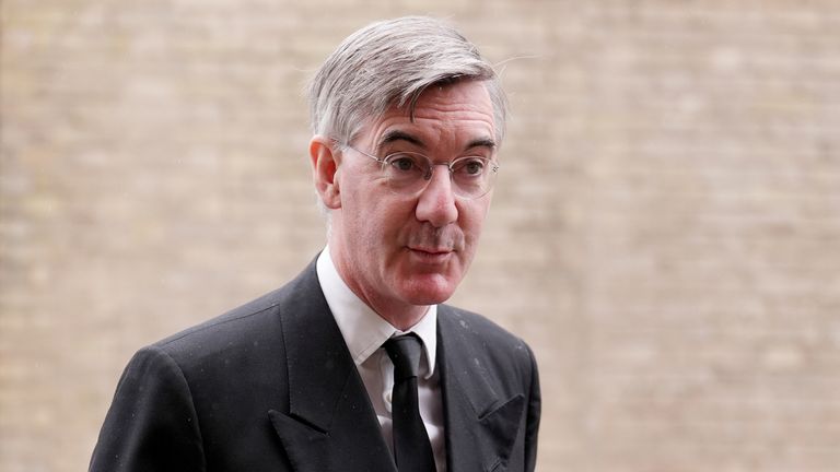 Sir Jacob Rees-Mogg uczestniczy w pogrzebie lorda Normana Tebbita w katedrze św. Edmundsbury w Bury St Edmunds. Były minister zmarł 7 lipca w wieku 94 lat. Data zdjęcia: czwartek, 31 lipca 2025 r. Zdjęcie PA. Źródło zdjęcia: Joe Giddens/PA Wire