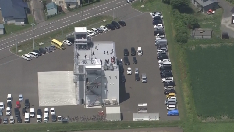 As pessoas se reuniram no topo de um prédio no Japão depois que o aviso do tsunami foi emitido. Foto: ap