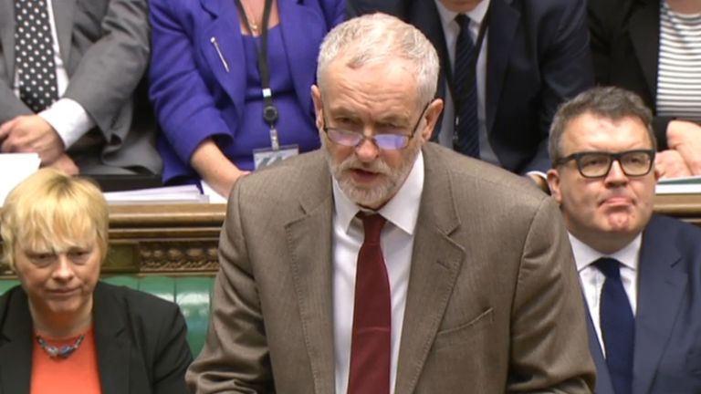 Il leader del partito laburista Jeremy Corbyn parla durante le domande al primo ministro alla Camera dei Comuni di Londra.