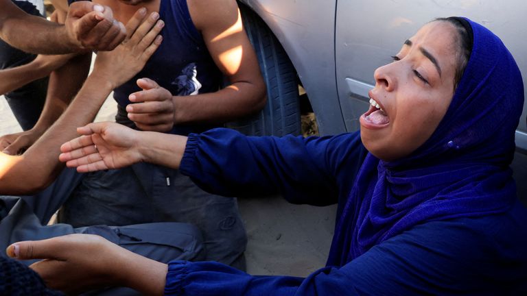Uma mulher está chorando fora do Hospital Nasser em Khan Younis depois que os palestinos foram mortos enquanto procuravam ajuda. PIC: Reuters/Hatem Khaled