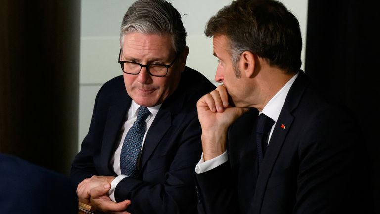 Keir Starmer ed Emmanuel Macron ospitano un incontro della Coalizione dei Volentieri. Foto: Reuters