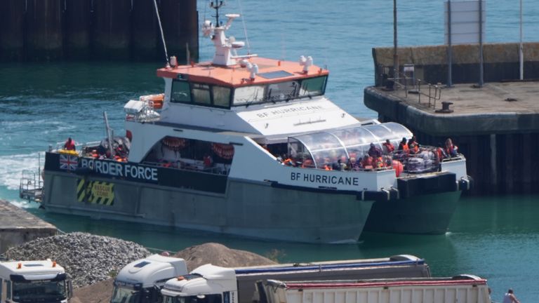 Un gruppo di persone che si pensa siano state portate a Dover, nel Kent,