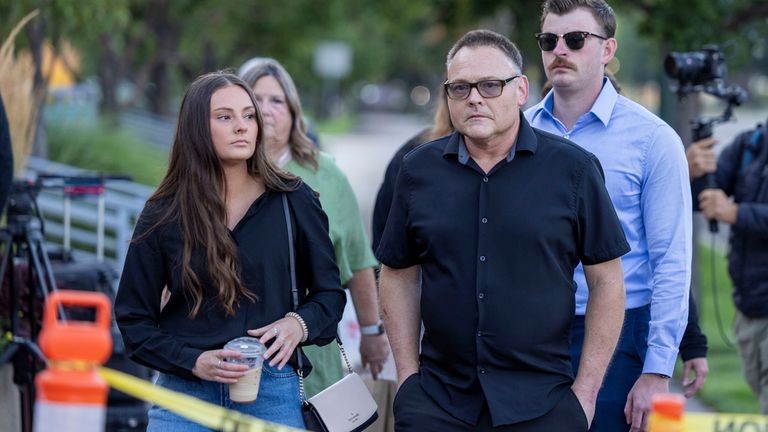 Xana Kernodle'ın kız kardeşi Jazzmin Kernodle, babası Jeff Kernodle ile mahkemenin dışına gelir. Pic: AP