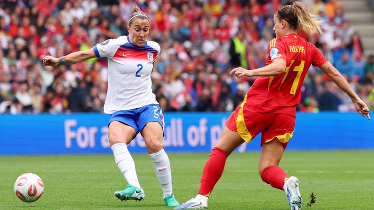Lucy Bronze w Anglii w akcji z Hiszpanią Alexią Putellas. PIC: Reuters/Denis Balibouse