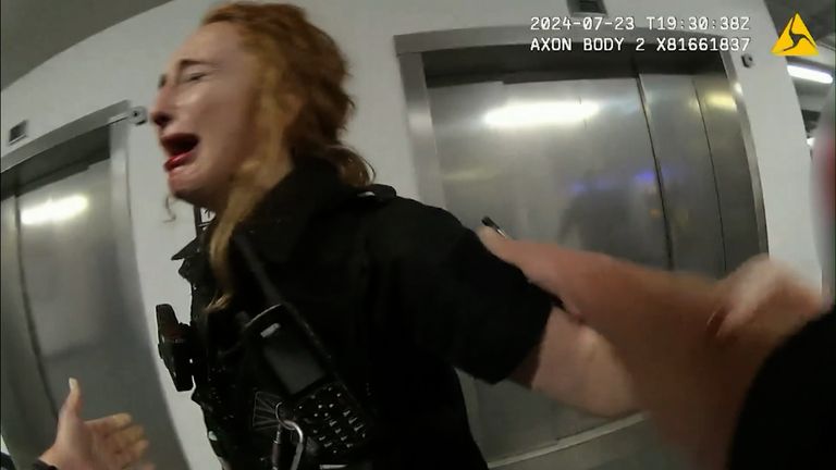 Funkcjonariusze odpowiadali na doniesienia AMAAZ rzekomo zebrał klienta w kawiarni Starbucks