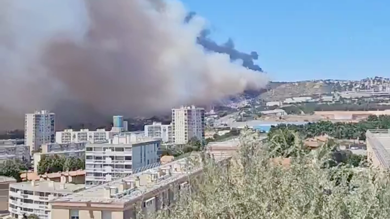 Smoke rising near Saint Exupery High School in Marseille.
Pic: @shuusJh 