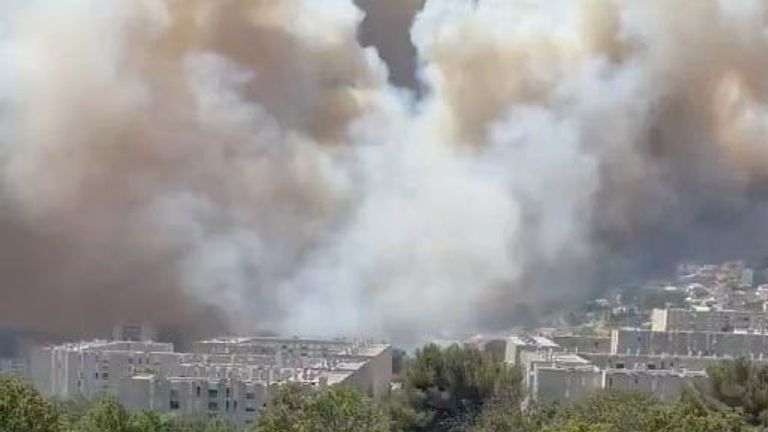 Smoke over the mountains near Marseille.
Pic:@thisisoim_/Malik H