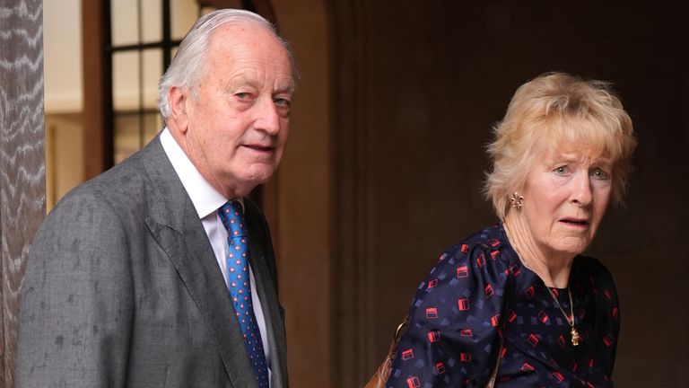 Neil i Christine Hamilton uczestniczą w pogrzebie lorda Normana Tebbita w katedrze św. Edmundsbury w Bury St Edmunds. Były minister zmarł 7 lipca w wieku 94 lat. Data zdjęcia: czwartek, 31 lipca 2025 r. Zdjęcie PA. Źródło zdjęcia: Joe Giddens/PA Wire