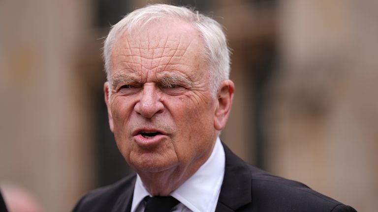 Lord Jeffrey Archer opuszcza ceremonię pogrzebową lorda Normana Tebbita w katedrze św. Edmundsbury w Bury St Edmunds. Były minister zmarł 7 lipca w wieku 94 lat. Data zdjęcia: czwartek, 31 lipca 2025 r. Zdjęcie PA. Źródło zdjęcia: Joe Giddens/PA Wire