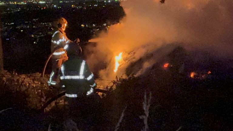 Kuzey İrlanda İtfaiye ve Kurtarma Servisi, Ballyutoag Yolu'ndaki Belfast Hills'teki bir gorse yangını ele alıyor. Resim Tarihi: 11 Temmuz Cuma 20