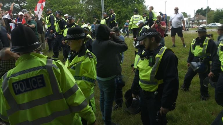 Policja dokonuje aresztowania podczas protestu antyasylowego w Norwich