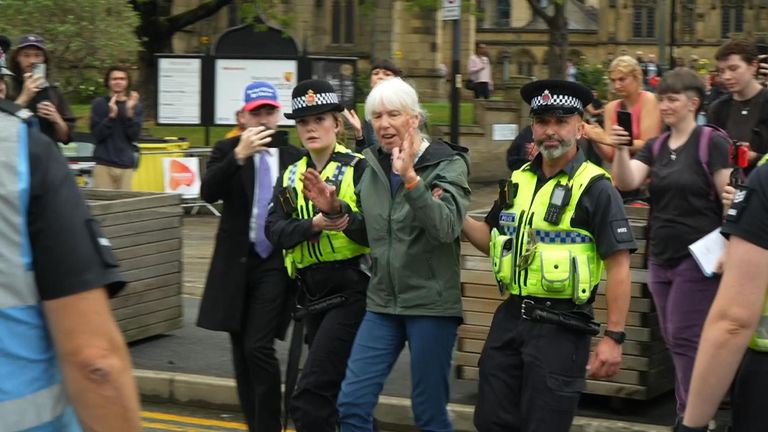 Bir kadın Manchester'da polis tarafından yönetilir