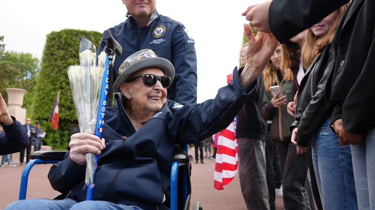 Larson wita uczniów podczas wizyty w czerwcu 2025 r. W Colleville-Sur-Mer, na cmentarz amerykański w Normandii. PIC: AP