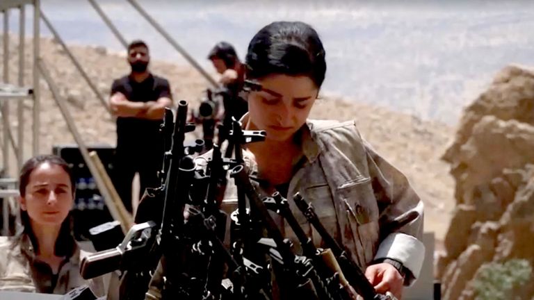 O PK Wareholder da PKK da PKK define um processamento durante o armazém do Sulaimaniya, Iraque. Reuters de imagens