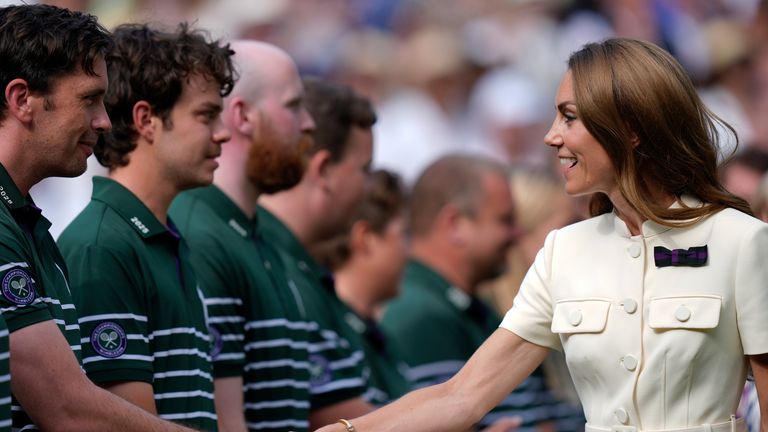 The Princess of Wales rozmawia z personelem Wimbledonu na centrum centralnym po ostatnim zdjęciu singli: 