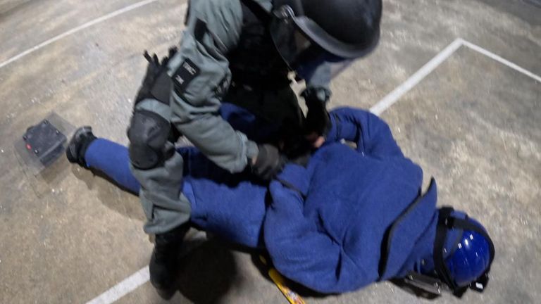 Bir 'mahkum', bir rol yapma demostasyonu sırasında bir güvenlik görevlisi tarafından ele alınır