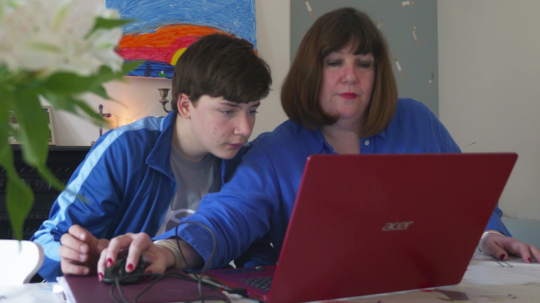 Geraldine i jej syn Jacob, który ma specjalne potrzeby edukacyjne ScreenGrab od: FTV PKG Special Educational Needs Barnfield Liverpool 180625
