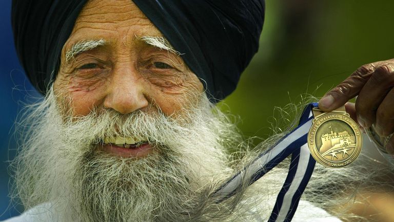 Singh, 2005 yılında Madalyasını Edinburgh Maratonu'ndan gösteriyor. PIC: PA