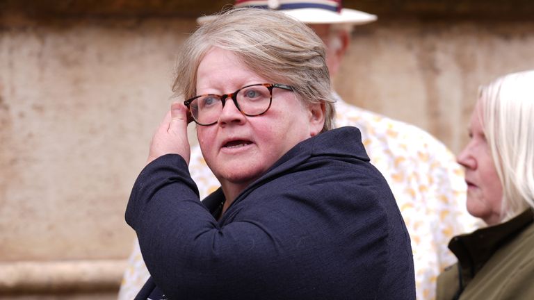 Therese Coffey uczestniczy w pogrzebie lorda Normana Tebbita w katedrze św. Edmundsbury w Bury St Edmunds. Były minister zmarł 7 lipca w wieku 94 lat. Data zdjęcia: czwartek, 31 lipca 2025 r. Zdjęcie PA. Źródło zdjęcia: Joe Giddens/PA Wire