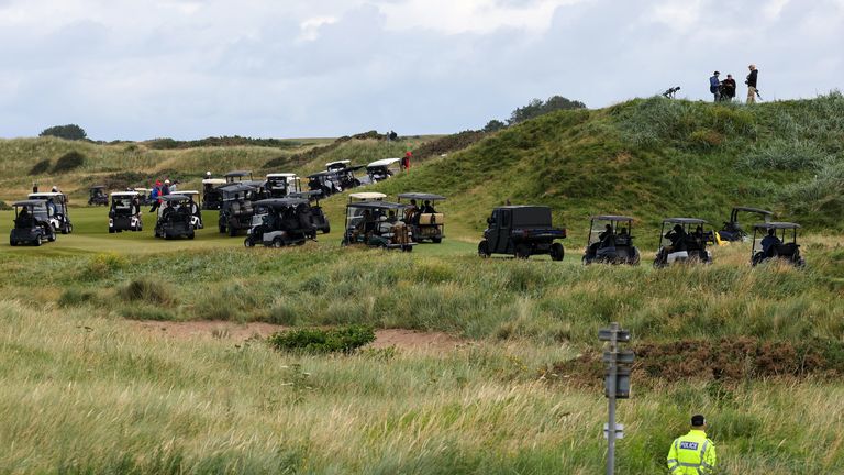 Wózki golfowe są zaparkowane w okolicy, w której prezydent USA Donald Trump gra w golfa na swoim polu golfowym Trump Turnberry w Południowym Ayrshire, 