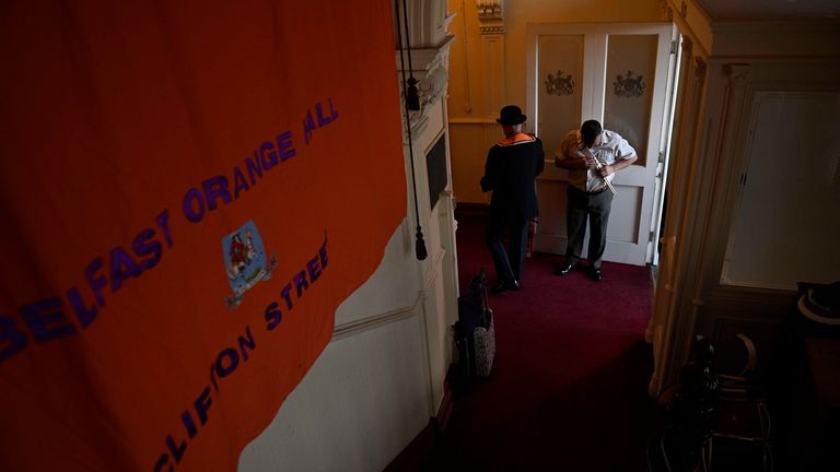 Turuncu Sipariş üyeleri, on ikinci Temmuz geçit töreninden önce Belfast'taki Clifton Street Orange Salonu'nda toplanıyor, geleneksel Twelf'in bir parçası