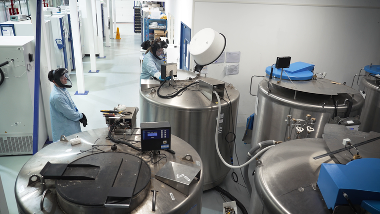 Tanks met bevroren monsters bij het UK Biobank-project