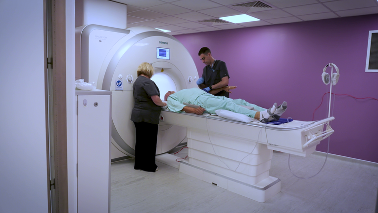 Steve, een vrijwilliger in het UK Biobank-project, ondergaat een MRI-scan