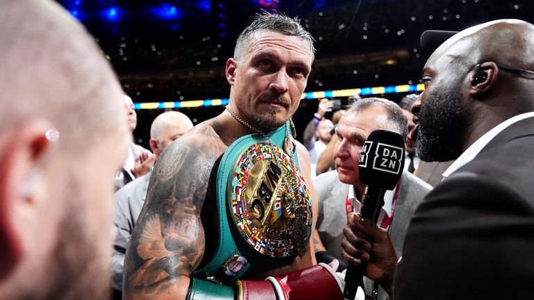Oleksandr Usyk, Daniel Dubois'i devirdikten sonra ringdeki medyayla konuşuyor. Pic: PA