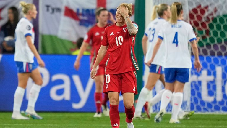 Jess Fishlock w Walii reaguje po Anglii Alessia Russo strzeliła czwartego gola po bokach podczas kobiet w Euro 2025, Group D, mecz piłki nożnej między Anglią a Walią w Arena St. Gallen w St. Gallen, Switzerland, niedziela, 13 lipca 2025 r. (AP Photo/Martin Meissner)