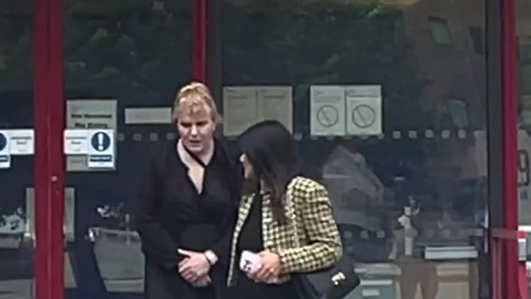 Wallis, a sinistra, esce dal tribunale di Cardiff. Foto: PA