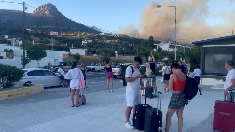 As pessoas ficam com seus paus como blas de fumaça de fogo nacional, em Ferma, Korma, Krema, Creta, Creta, Creta. Imagem: Reuters / D_Morice