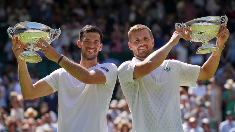 Britanya'dan Julian Cash ve Britanya'dan Lloyd Glasspool, 12 Temmuz 2025. Cumartesi günü Wimbledon Tenis Şampiyonası'nda Avustralya'dan Rinky Hijikata ve Hollanda'dan David Pel'e karşı erkeklerin iki katına çıktıktan sonra kupa ile kutluyor (Ap Fotoğraf/Kin Cheung)