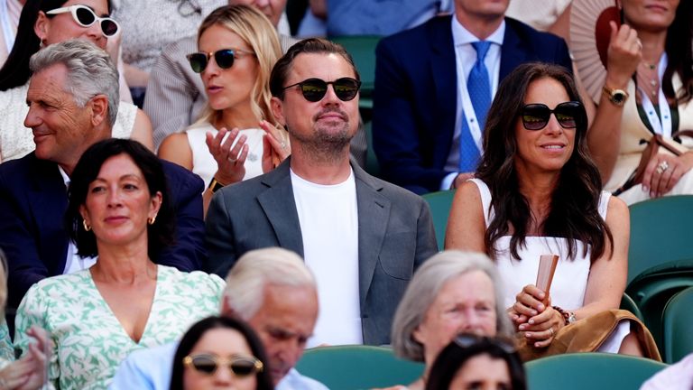 Leonardo DiCaprio Taylor Fritz ve Carlos Alcaraz'ı Beyler'in Single's Singles Yarı Final maçı sırasında 2025 Wimbl'un on iki gününde izliyor
