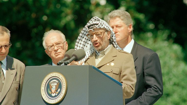 Filistin Kurtuluş Örgütü Başkanı Yasser Arafat, Orta Doğu barış anlaşmasını imzalamak için 1993 yılında Beyaz Saray'da. Pic: AP