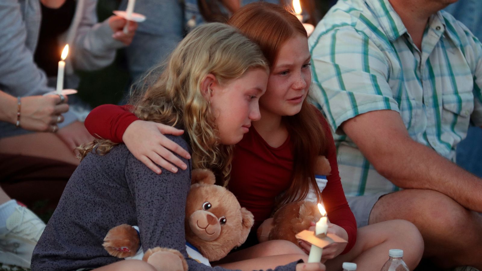 Minneapolis mayor calls for ban on assault weapons after Catholic school shooting