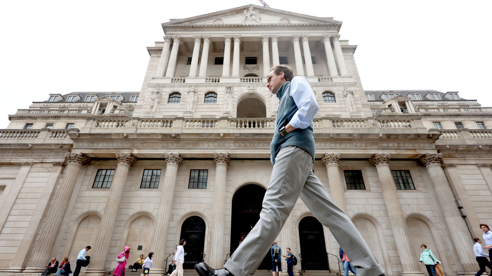 Bank of England leaves interest rate unchanged and slows quantitative tightening 