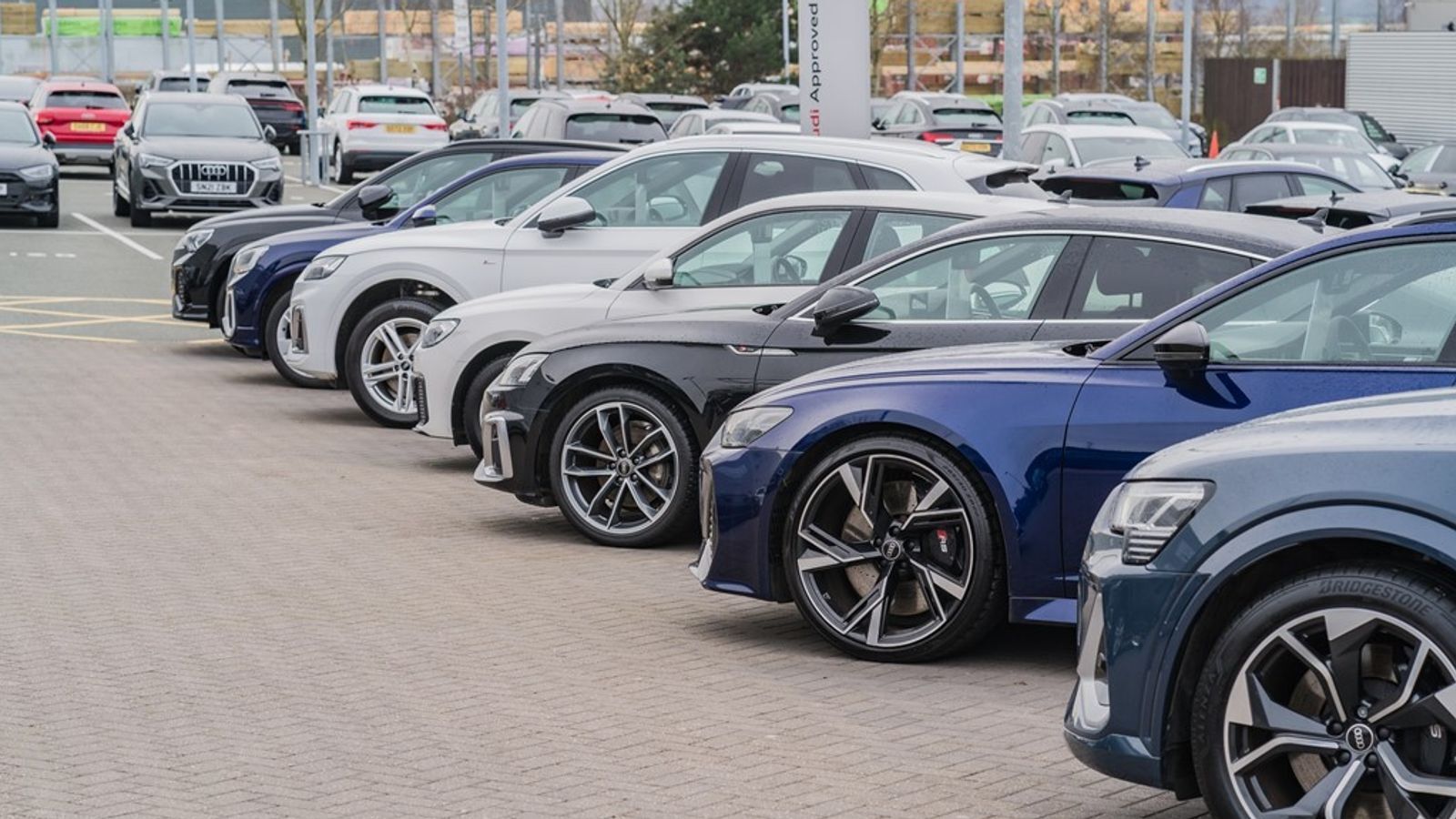 Lloyds estimates £1.95bn hit from motor finance scandal