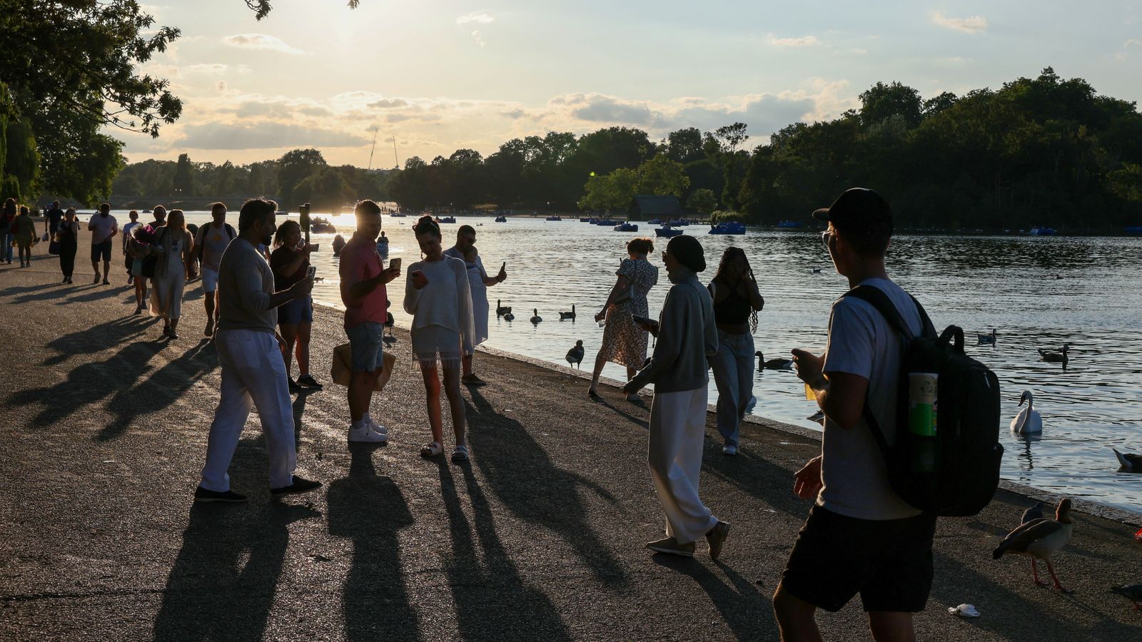 Bank holiday temperatures to climb close to 30C before rain arrives