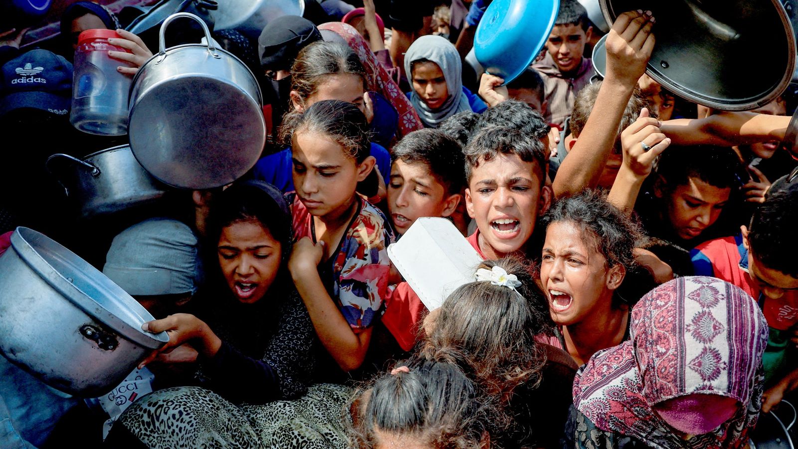 Gaza čelí hladomoru: Správa obviňuje Izrael z rozvratu pomoci, Británia hovorí o "katastrofe"