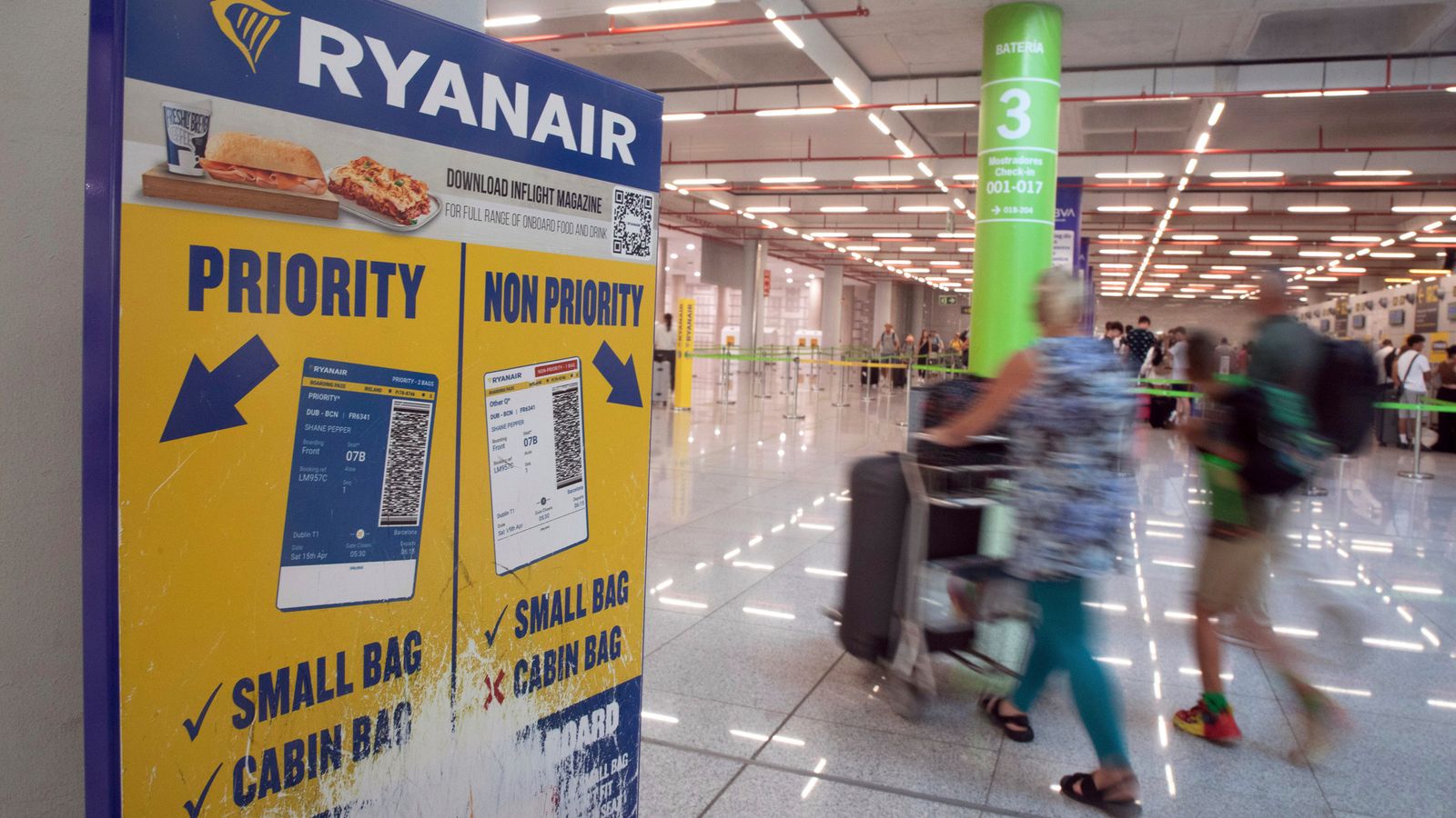 Bonuses to rise for Ryanair staff spotting oversized baggage