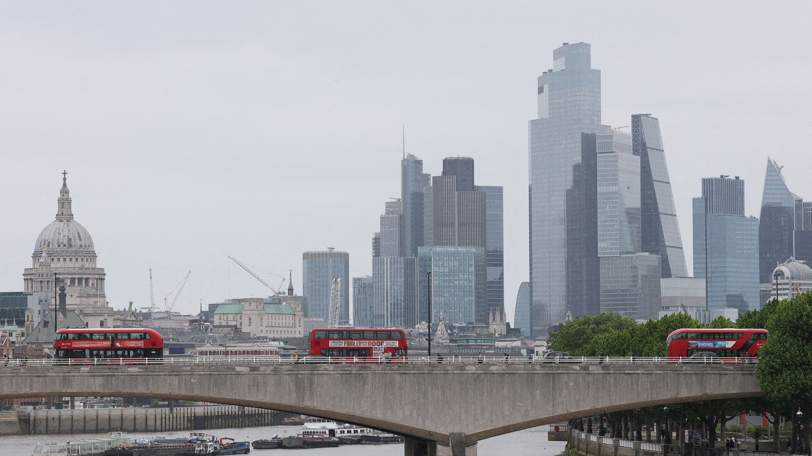 Wage rises slow as retail and hospitality jobs continue to fall