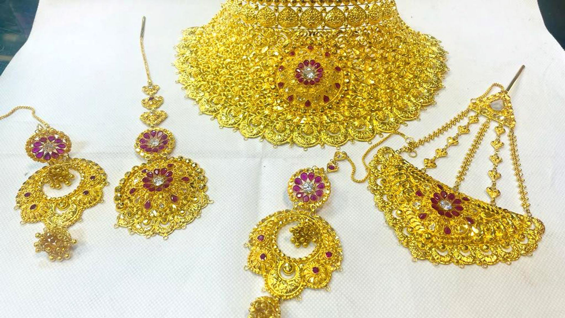 &#163;500,000 worth of gold stolen from London home
