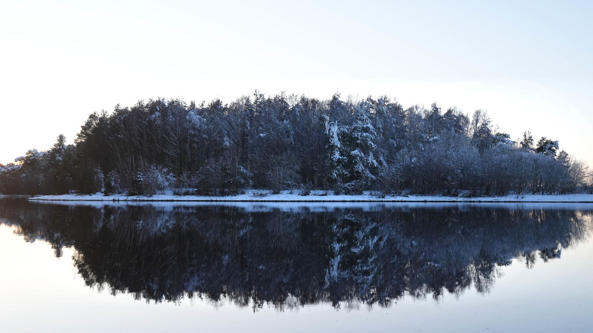 Major search for missing man at reservoir as water teams deployed to beauty spot