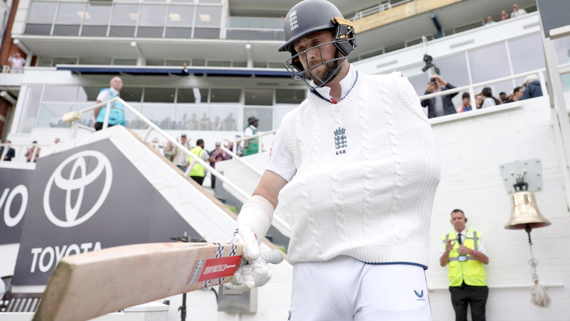 <a href='https://www.skysports.com/cricket/live-blog/12040/13403886/england-vs-india-fifth-test-live-text-commentary-score-video-highlights-and-expert-analysis-from-the-oval'>England star comes out to bat with arm in a sling in nail-biting final test against India | Follow updates</a>