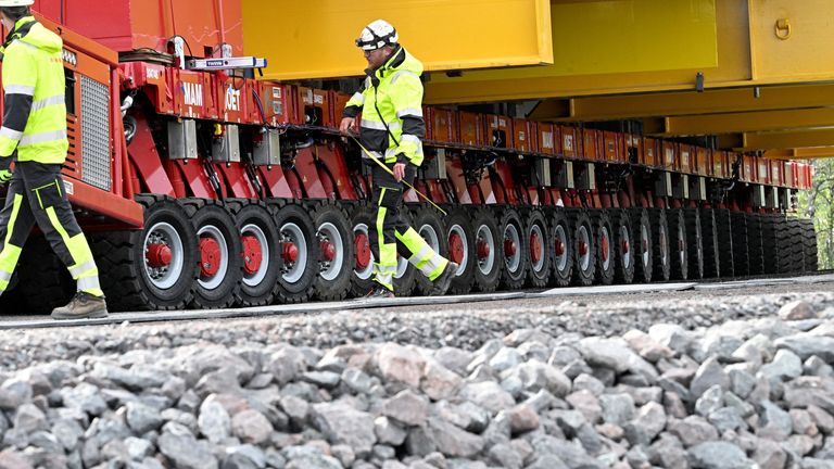 Specjalnie zaprojektowany wózek z 224 kółkami transportuje kościół. PIC: TT News/Reuters