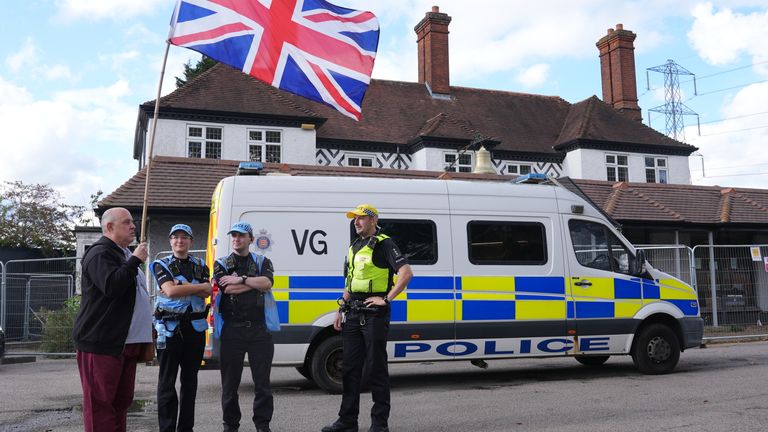 Bell Hotel, Epping dışındaki polis memurları ve protestocular. Pic: PA