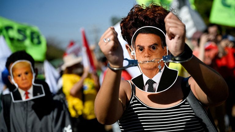 Seorang demonstran mengenakan topeng Bolsonaro selama protes terhadap tarif Donald Trump pada produk Brasil pada 1 Agustus. File pic: Reuters